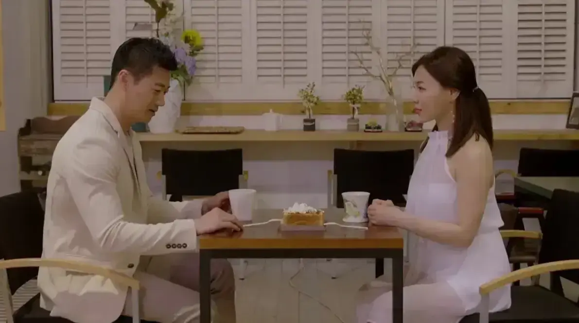 韩国电影《邻居家妻子》高清未删减1080P韩语中字在线观看-《我邻居的妻子》百度网盘夸克迅雷下载-乏味婚姻中的情感越界-免费播放完整版